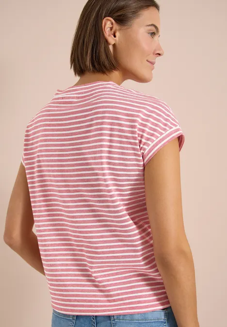 Kurzarm T-Shirt mit elastischem Saum tamarillo red Eine Person mit kurzärmeligem, rot-weiß gestreiftem T-Shirt sitzt mit dem Rücken zur Kamera.