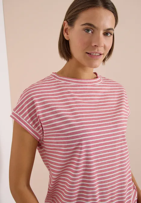 Kurzarm T-Shirt mit elastischem Saum tamarillo red Eine Person trägt ein rosa-weiß gestreiftes T-Shirt vor hellem Hintergrund.