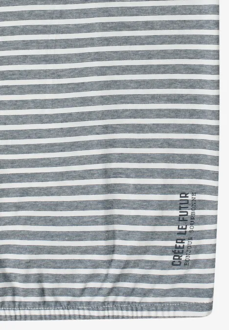 Grijze stof met witte strepen, elastische zoom en verticale tekst.