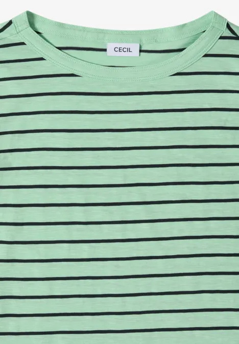 Hellgrünes T-Shirt mit schwarzen Querstreifen und Rundhalsausschnitt.