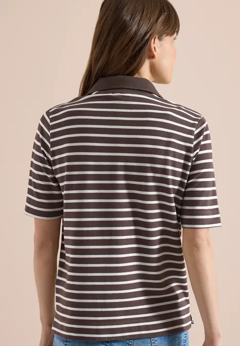 Frau von hinten in braun-weiß gestreiftem kurzärmeligem Polo-Shirt.
