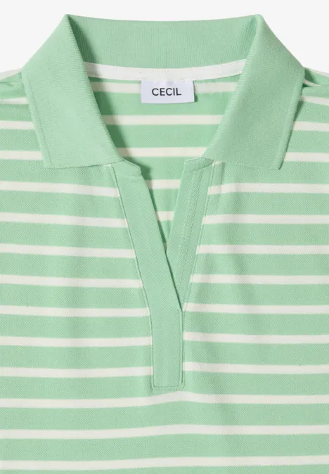 Hellgrünes Poloshirt mit weißen Querstreifen, ohne Knöpfe und mit offenem V-Ausschnitt