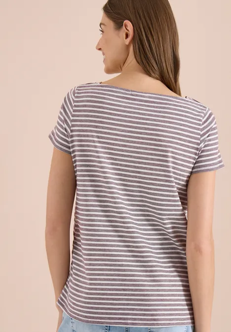 Achteraanzicht van een persoon met een gestreept T-shirt.