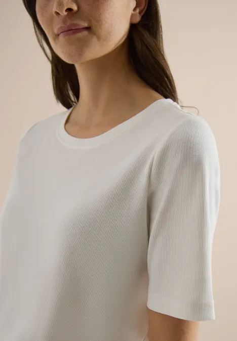 Basic geribd Shirt vanilla white Vrouw draagt eenvoudig wit T-shirt met korte mouwen en ronde hals.