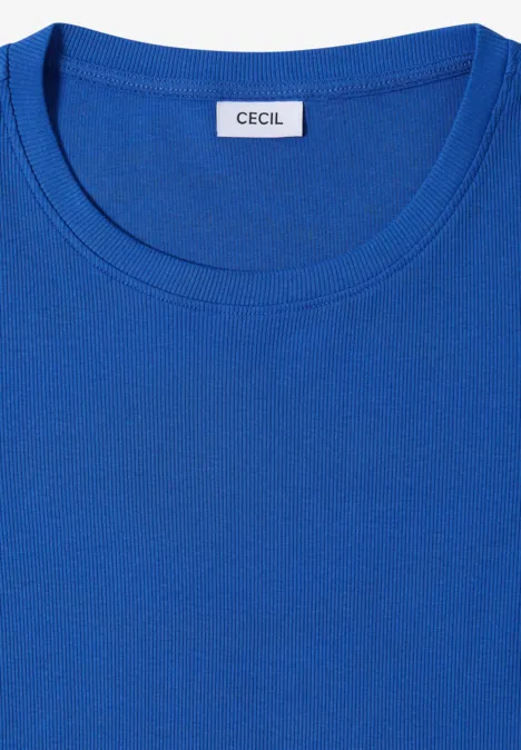 Basic Shirt met geribde textuur surf blue Een blauw T-shirt met ronde hals, keurig gevouwen op witte achtergrond.