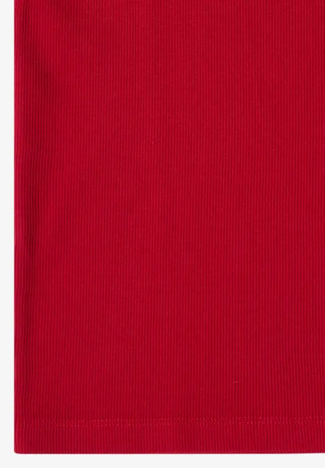 Basic T-Shirt in Rippstruktur tamarillo red Nahaufnahme eines roten Stoffstücks vor weißem Hintergrund.