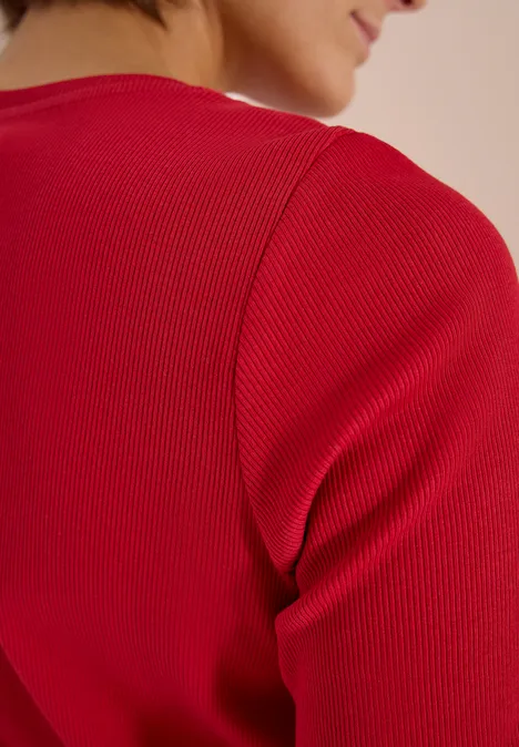 Basic T-Shirt in Rippstruktur tamarillo red Nahaufnahme einer Person von hinten in rotem, geripptem Oberteil.