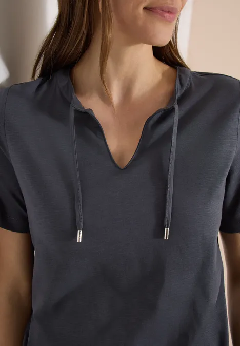 Elegantes graues Kurzarm-Oberteil mit V-Ausschnitt, Tunnelzug und silbernen Endstücken.