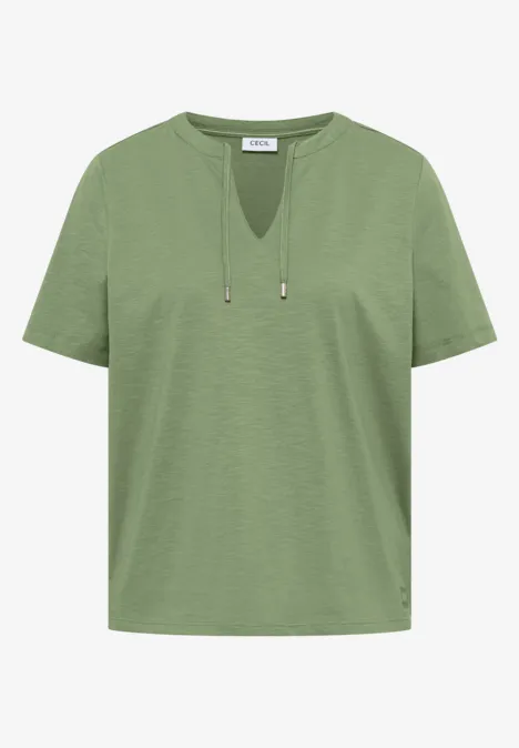 T-shirt vert à manches courtes, encolure en V avec cordon.