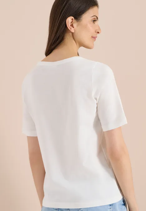 Achteraanzicht van een vrouw in een eenvoudig wit t-shirt