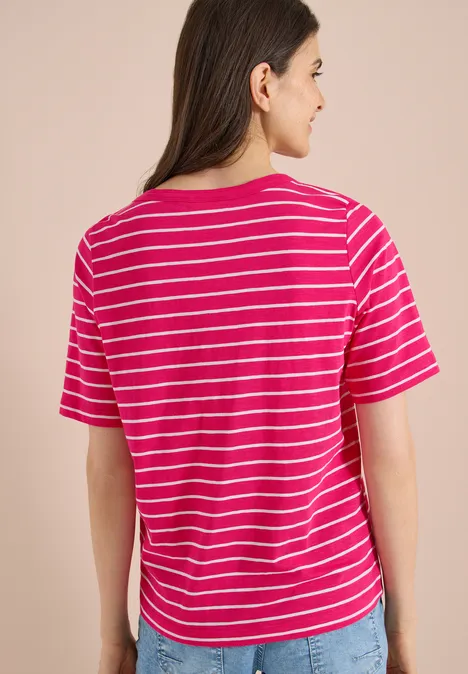 Achteraanzicht van een vrouw in roze-wit gestreept T-shirt voor een beige achtergrond.