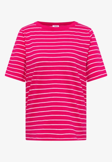 Roze T-shirt met witte strepen en korte mouwen.