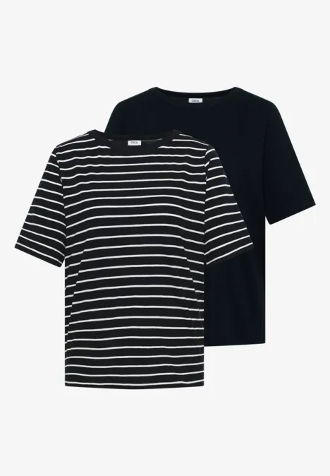 Twee T-shirts: één zwart-wit gestreept, één effen zwart.