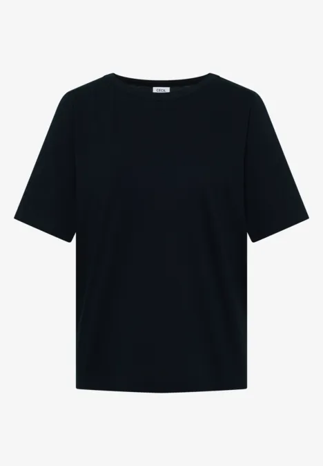 Een eenvoudig, zwart T-shirt met korte mouwen en ronde hals.