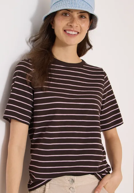 Shirt met strepen in een 2-pack macchiato brown/blush rose Jonge vrouw in gestreept T-shirt en hoed die de zoom van haar shirt recht trekt.