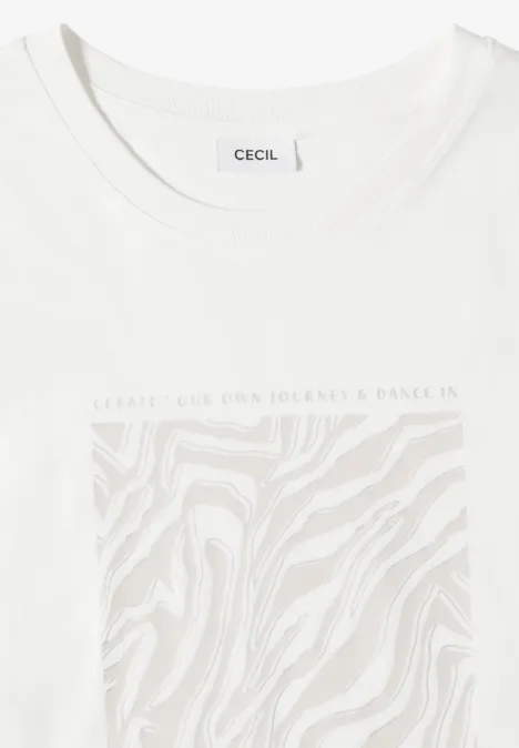 Weißes T-Shirt mit Rundhalsausschnitt, quadratischem, dezentem Zebra-Print und Markenlabel am Kragen.