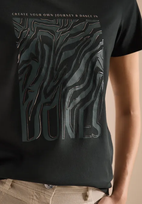 Schwarzes T-Shirt mit glänzendem, wellenförmigem Zebra-Muster und dem Schriftzug DUNES.