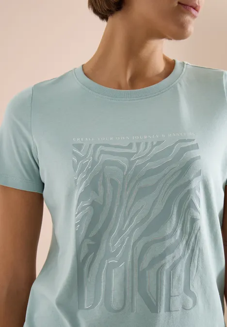 Mintgrünes Damenshirt mit quadratischem Zebrastreifen-Print auf der Brust.