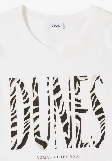T-shirt à col rond et imprimé sur le devant vanilla white Weißes T-Shirt mit Zebraprint-Schriftzug „DUNES“ und kleinem „Nomad of Time“-Logo.
