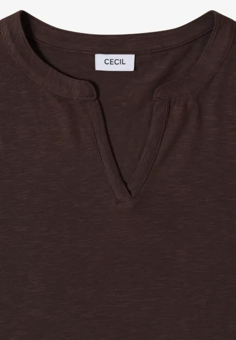 Dunkelbraunes, leichtes Damen-Shirt mit kleinem V-Ausschnitt, schlicht und vielseitig kombinierbar.