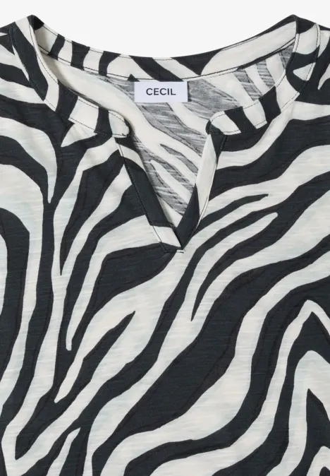 Opgevouwen top met zwart-wit zebradessin en V-hals.