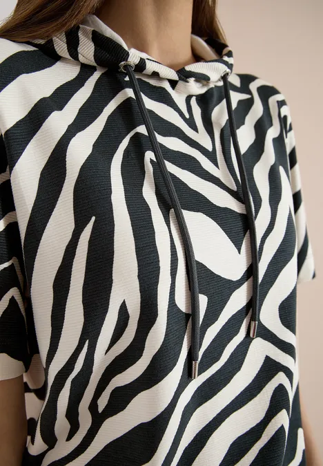 Kapuzenshirt im Zebra-Print: schwarzes und weißes Streifenmuster mit Kordelzug.
