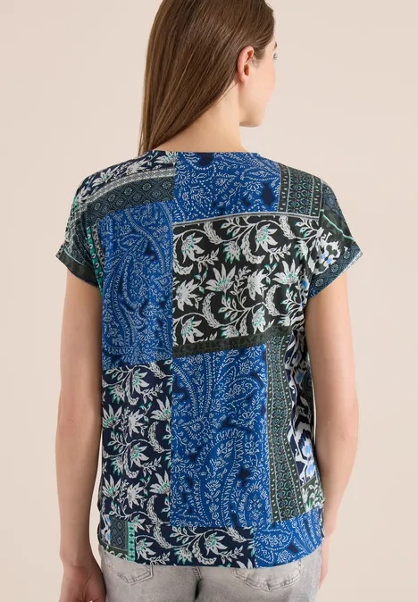 T-Shirt mit V-Neck und Patchwork-Print universal blue