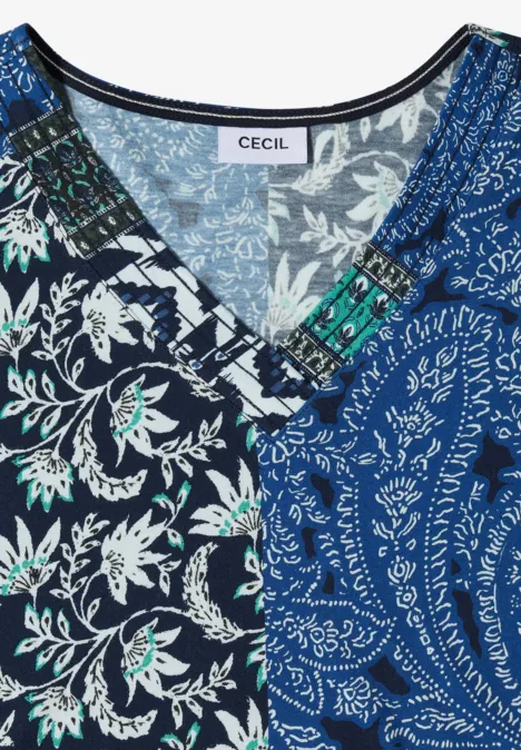 T-Shirt mit V-Neck und Patchwork-Print universal blue