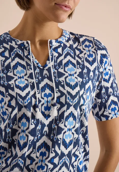 Kurzarm Shirt mit Split Neck und Print universal blue