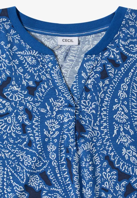 Shirt met gespleten hals en paisleypatroon universal blue Shirt met gespleten hals en paisleypatroon universal blue