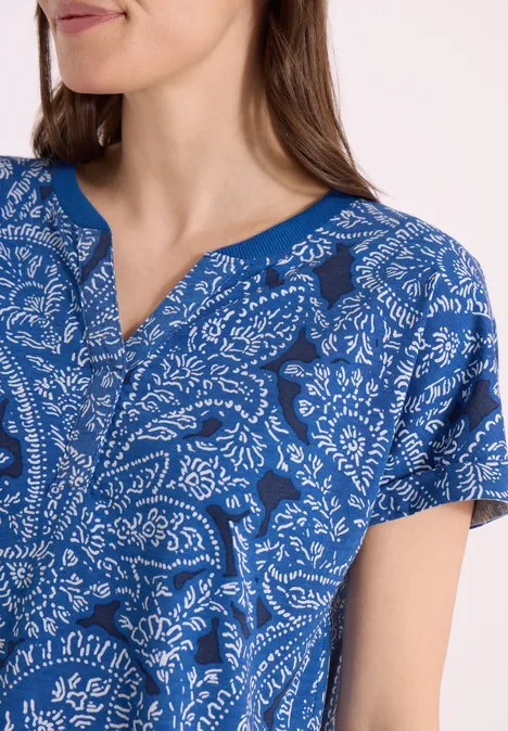 Shirt met gespleten hals en paisleypatroon universal blue Shirt met gespleten hals en paisleypatroon universal blue