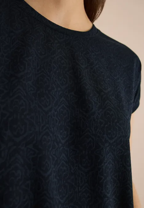 Nahaufnahme eines dunkelblauen T-Shirts mit zartem Muster und rundem Ausschnitt.