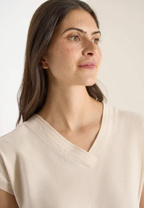 T-shirt à manches courtes et col en V en couleur unie pearl beige T-shirt à manches courtes et col en V en couleur unie pearl beige