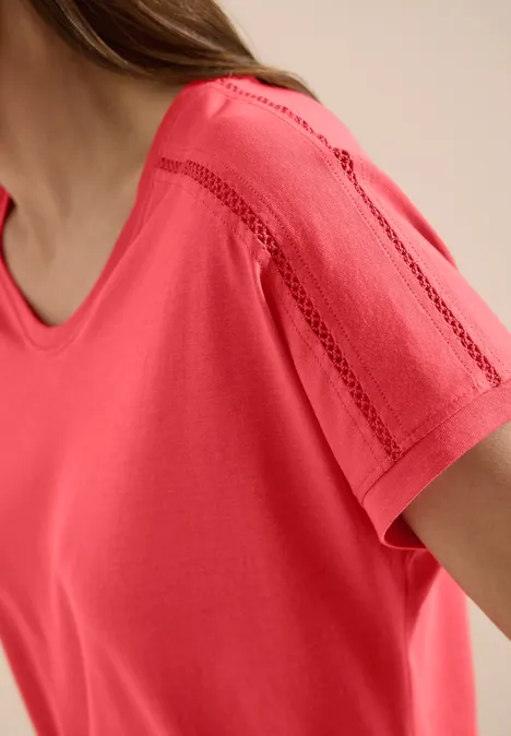 T-Shirt mit V-Neck und Spitzendetail coral Rotes Shirt mit zierlicher Spitzenborte an Ärmeln und Ausschnitt