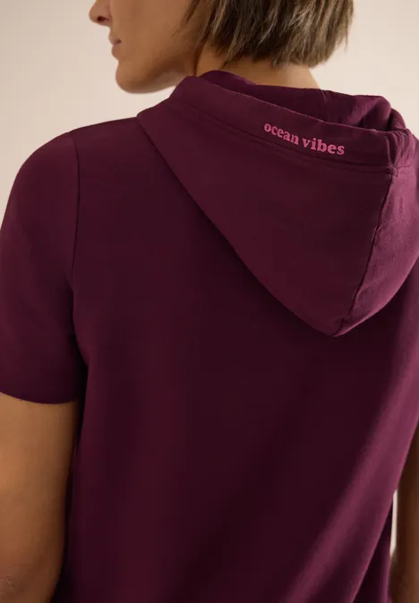 Shirt met korte mouwen, capuchon en tekst sweet grape red Shirt met korte mouwen, capuchon en tekst sweet grape red