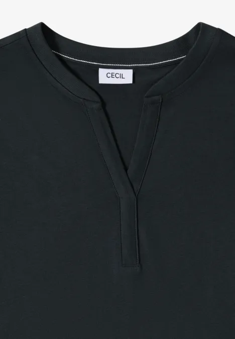 Schwarzes Shirt mit V-Ausschnitt und kurzer Knopfleiste, schlicht und leger.