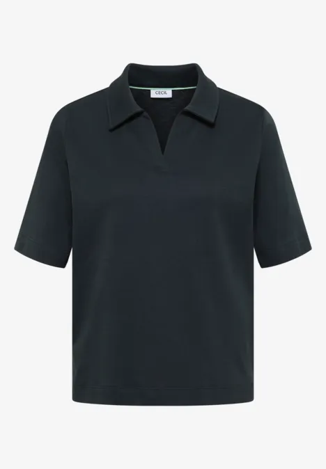 Schwarzes, schlichtes Poloshirt mit V-Ausschnitt und kurzen Ärmeln.