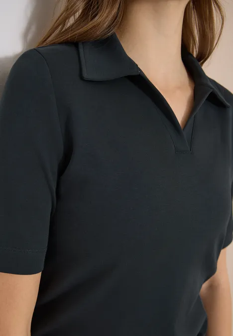 Schwarzes, kurzärmeliges Poloshirt mit Kragen und V-Ausschnitt am Oberkörper.