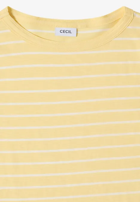 T-shirt jaune à rayures blanches horizontales avec col rond.