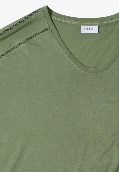 T-Shirt mit V-Neck und Spitzendetail deep matcha green Olivgrünes T-Shirt mit V-Ausschnitt, dekorativer Schulternaht und 'CECIL' Label am Nacken.