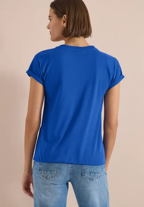 Kurzarm Shirt im Tunika-Look surf blue Rückansicht einer Person mit kurzem braunen Haar, die ein blaues T-Shirt und eine Jeans vor hellem Hintergrund trägt.