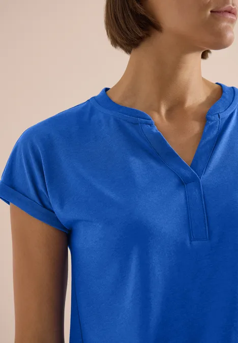 Kurzarm Shirt im Tunika-Look surf blue Damenoberteil in kräftigem Blau mit kurzen Ärmeln und schmalem Schlitzkragen vor hellem Hintergrund