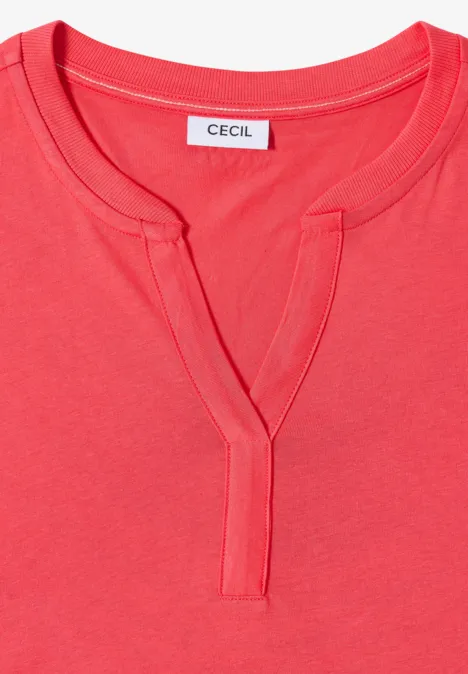 Kurzarm Shirt im Tunika-Look coral Ein rotes Damen-T-Shirt mit V-Ausschnitt und kurzer Knopfleiste, schlicht und casual.