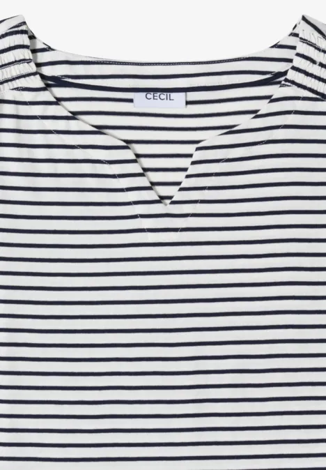 Weißes Damen-Shirt mit dunkelblauen Querstreifen, leichtem V-Ausschnitt und CECIL-Label.