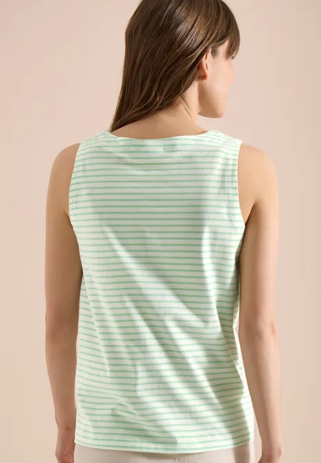 Vrouw van achteren in een mouwloos topje met lichtgroene en witte strepen.