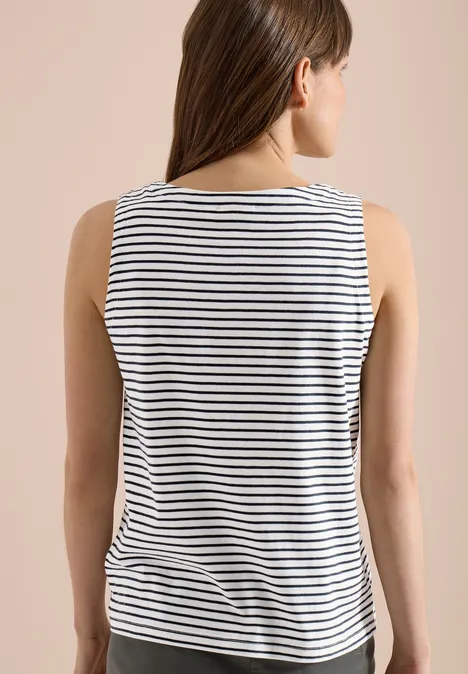 Rückansicht einer Frau in einem ärmellosen, weiß-marineblau gestreiften Top vor einfarbigem Hintergrund.