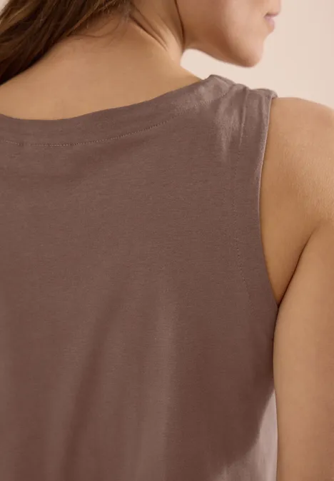 Rückenansicht einer Frau in braunem ärmellosem Oberteil