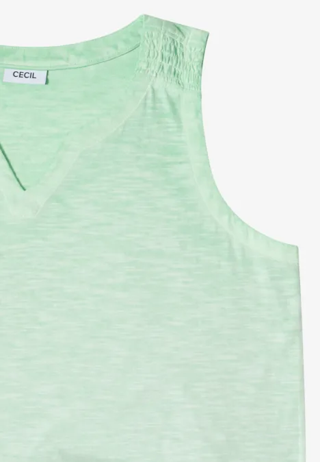 Leicht meliertes, ärmelloses Damen-Top in Hellgrün mit V-Ausschnitt und feinem Schulterdetail.
