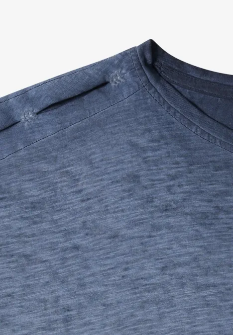 Nahaufnahme eines dunkelblauen T-Shirts mit meliertem Stoff und Rundhalsausschnitt.