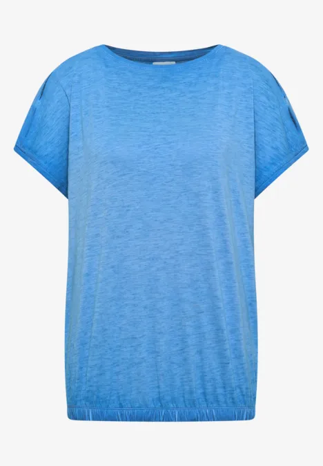 Lichtblauw T-shirt met korte doorlopende mouwen en ronde hals.